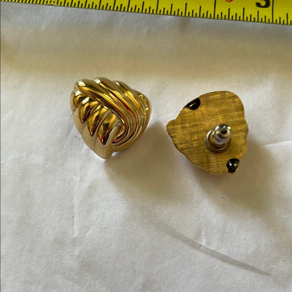 Gold pierced Earrings